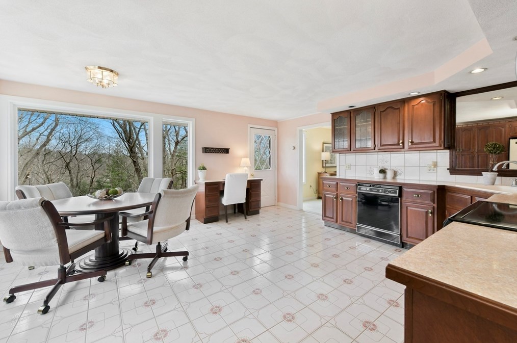 35 Mansfield Rd, Lynnfield MA 01940-2620 exterior