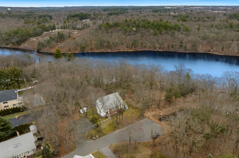 35 Mansfield Rd, Lynnfield MA 01940-2620 exterior