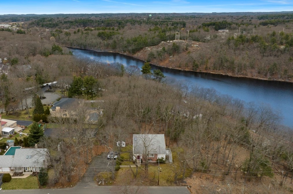 35 Mansfield Rd, Lynnfield MA 01940-2620 exterior