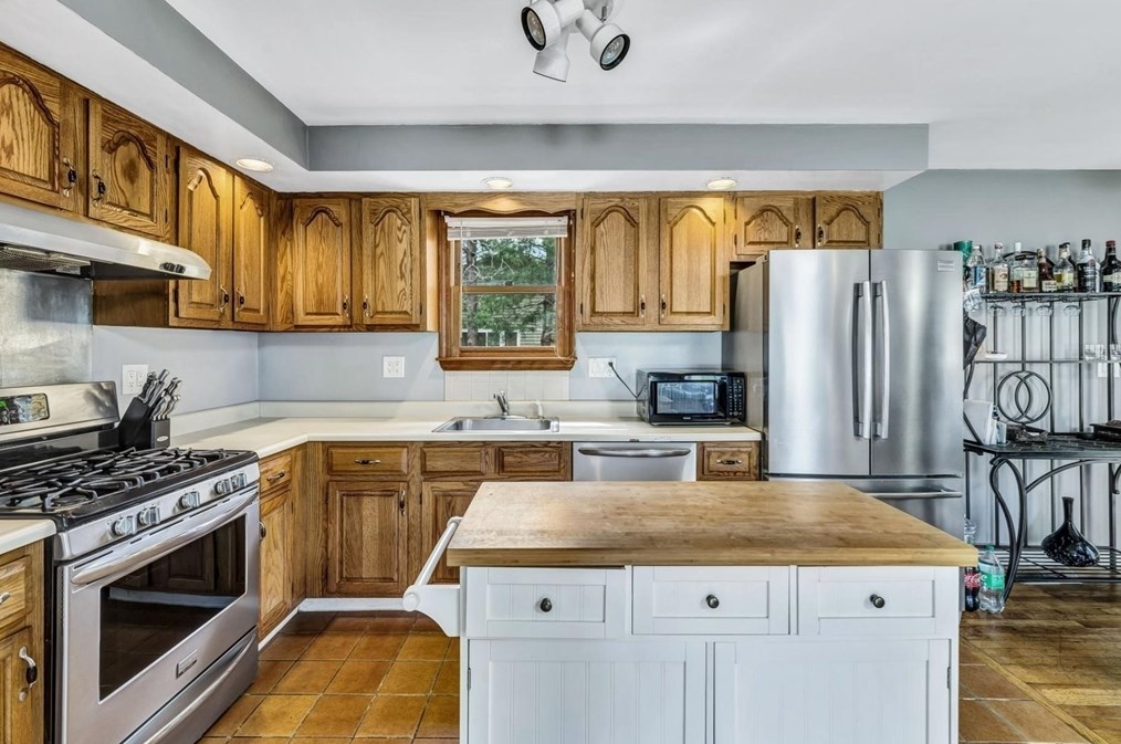 18 Ships Lantern Dr, Mashpee MA 02649-3503 exterior