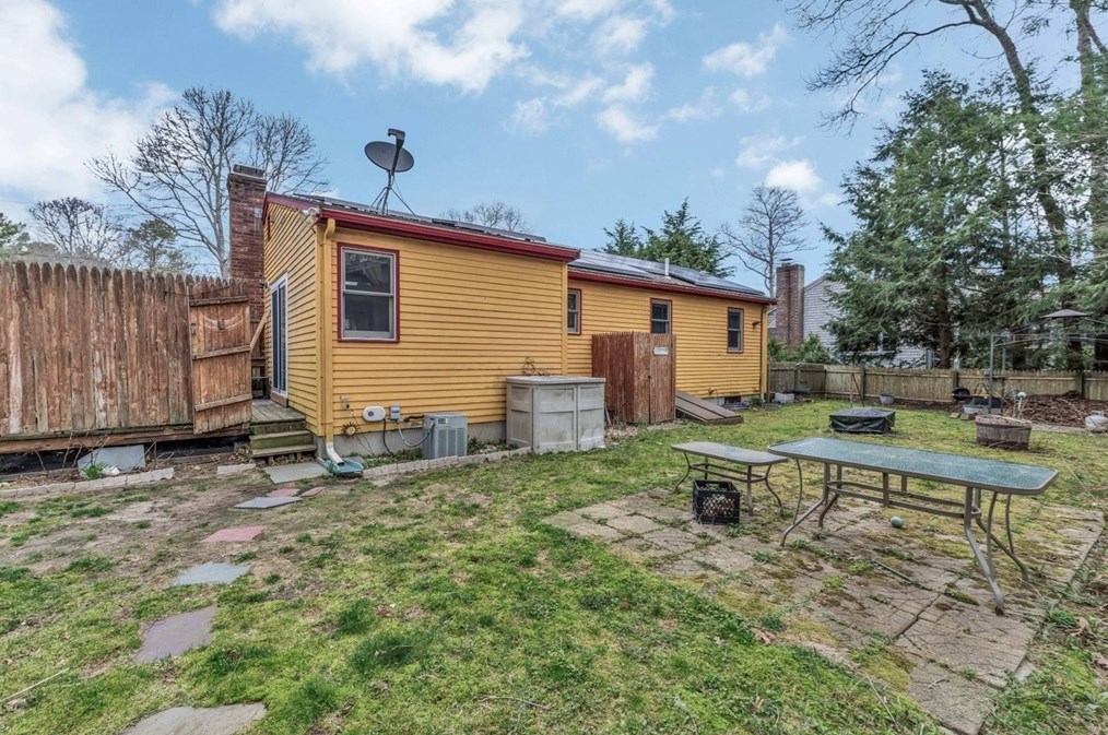 18 Ships Lantern Dr, Mashpee MA 02649-3503 exterior