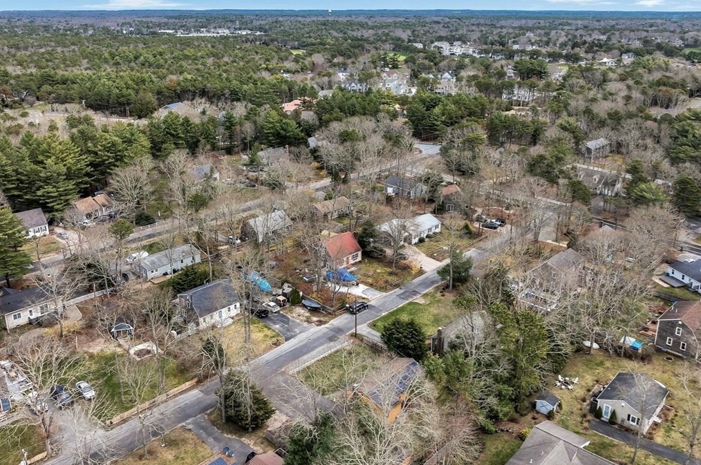 18 Ships Lantern Dr, Mashpee MA 02649-3503 exterior