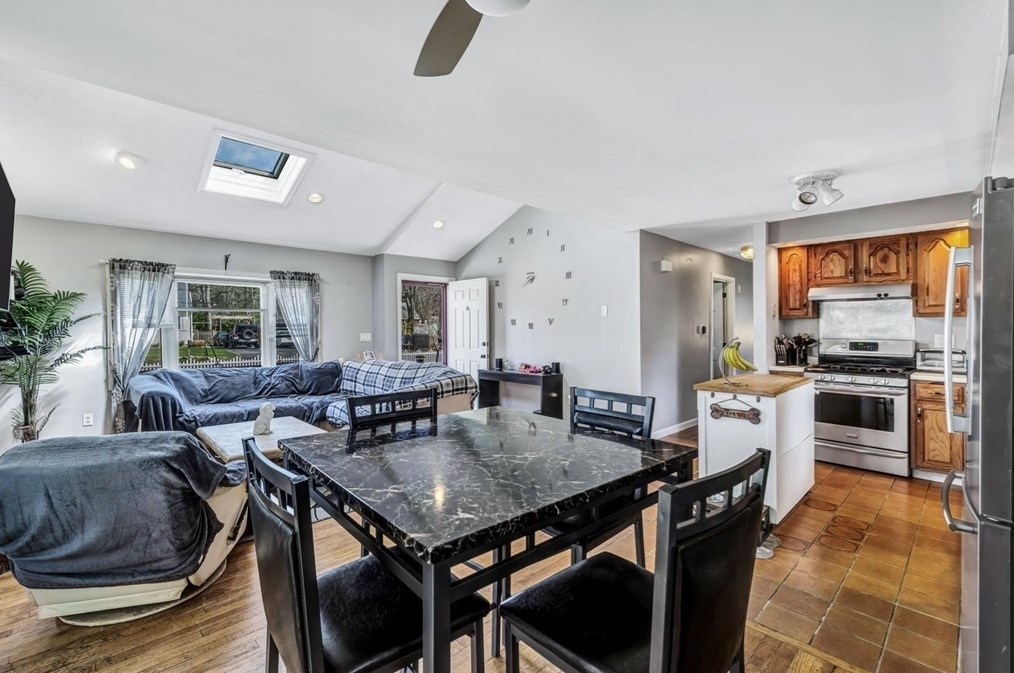 18 Ships Lantern Dr, Mashpee MA 02649-3503 exterior