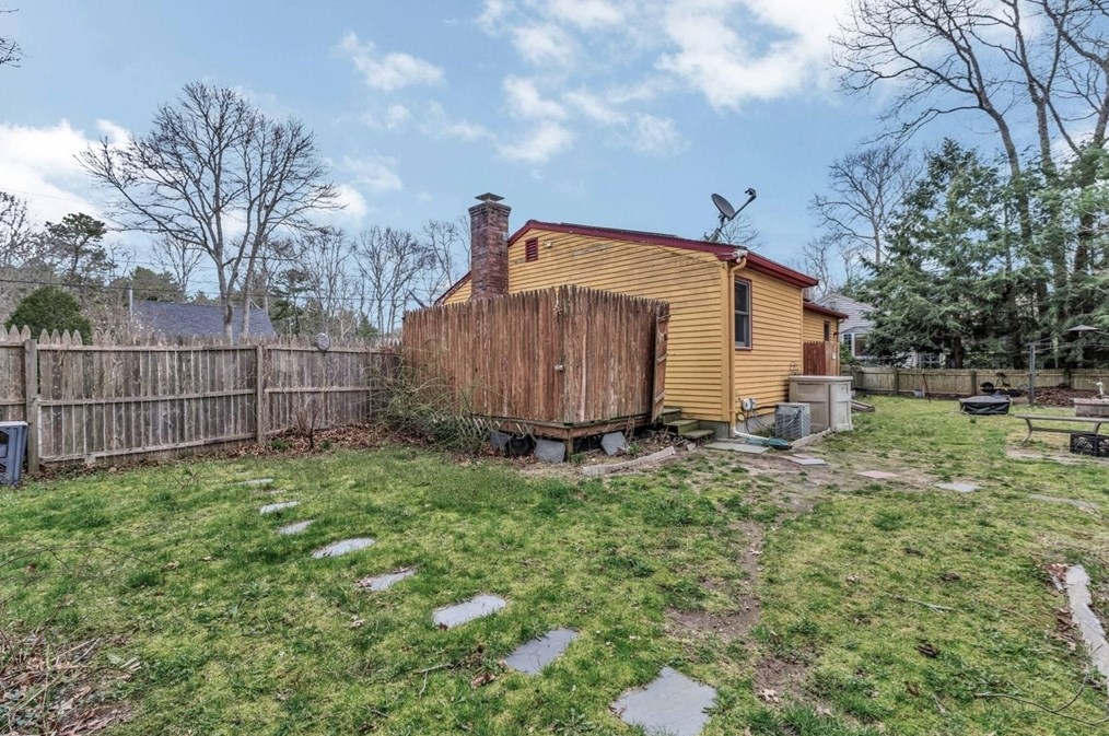 18 Ships Lantern Dr, Mashpee MA 02649-3503 exterior