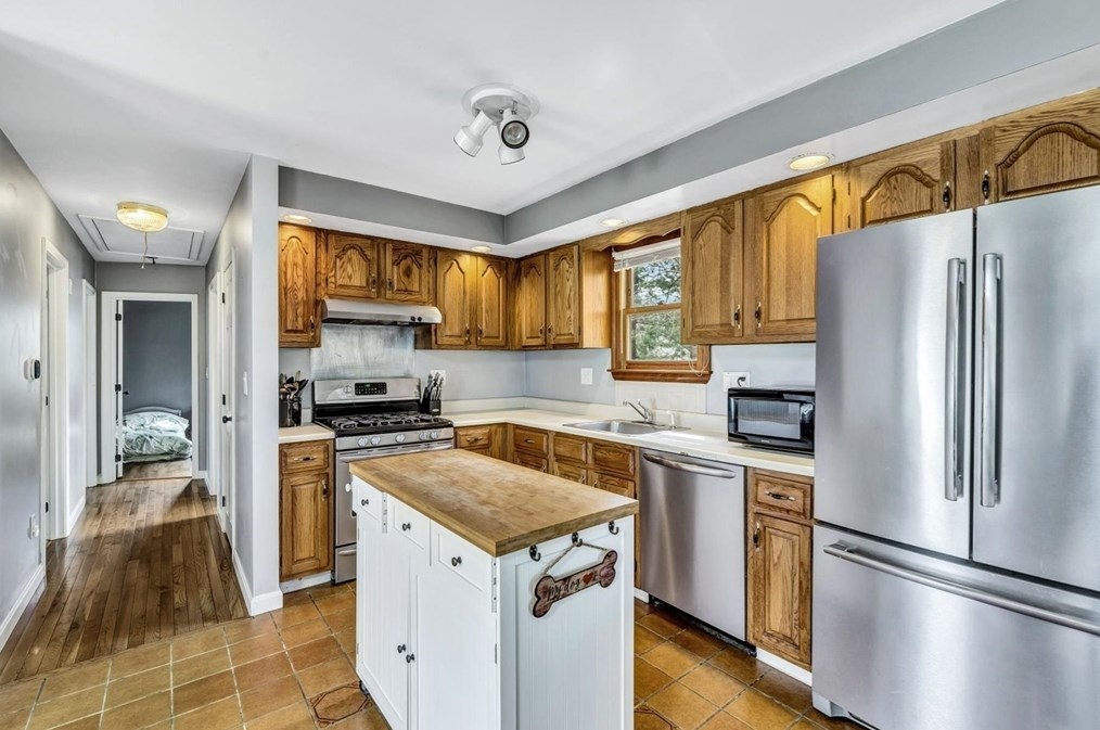 18 Ships Lantern Dr, Mashpee MA 02649-3503 exterior