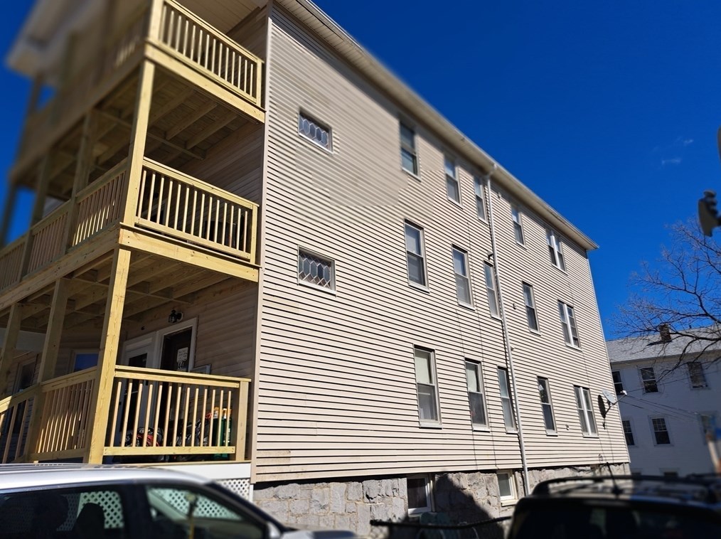 44 Plantation St, Worcester, MA 01604-4756