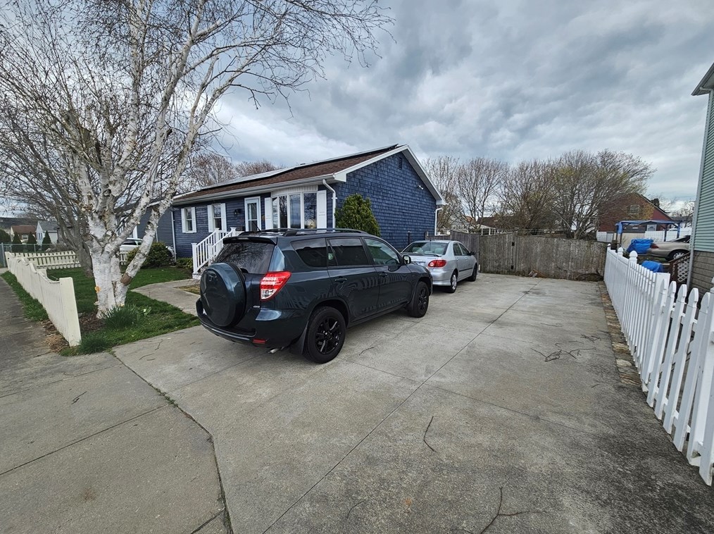 570 Maxfield St, New Bedford MA  02740-4128 exterior