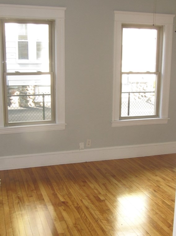 9 Greendale Ave, Worcester MA 01606 exterior