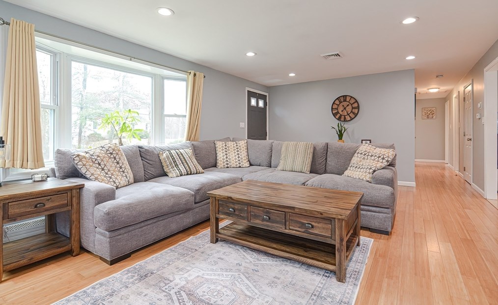 231 Mattapoisett Rd, New Bedford MA 02743-1233 exterior