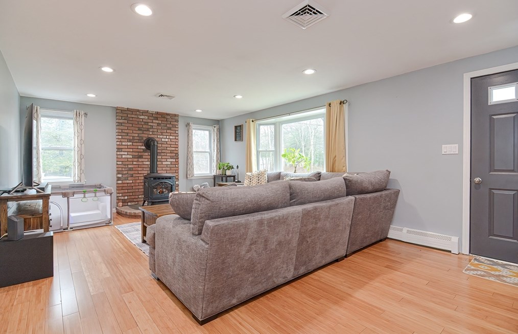 231 Mattapoisett Rd, New Bedford MA 02743-1233 exterior