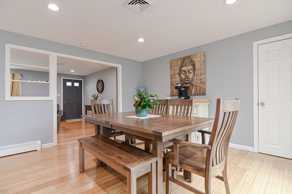 231 Mattapoisett Rd, New Bedford MA 02743-1233 exterior