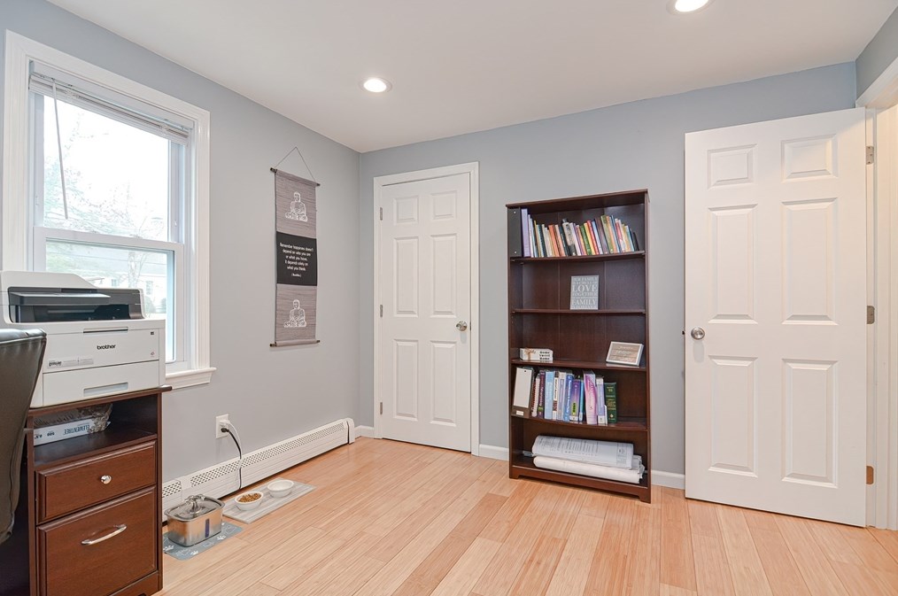 231 Mattapoisett Rd, New Bedford MA 02743-1233 exterior