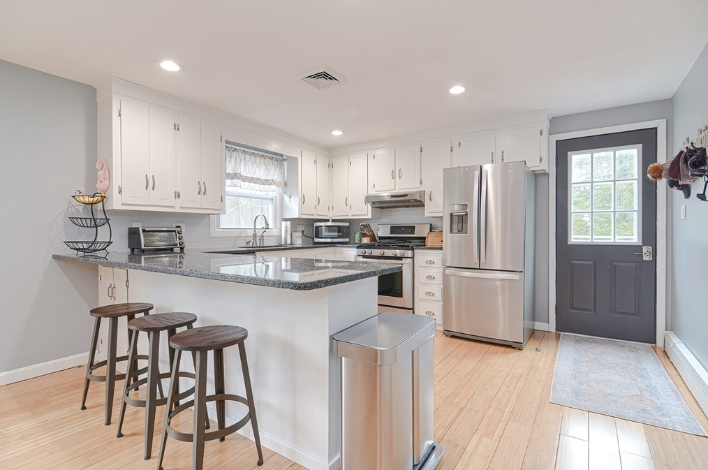 231 Mattapoisett Rd, New Bedford MA 02743-1233 exterior