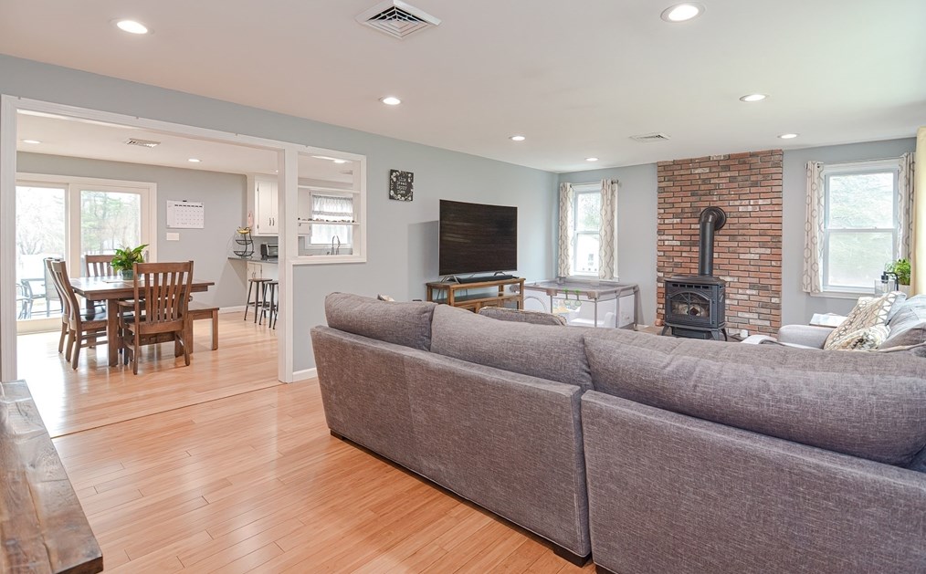 231 Mattapoisett Rd, New Bedford MA 02743-1233 exterior