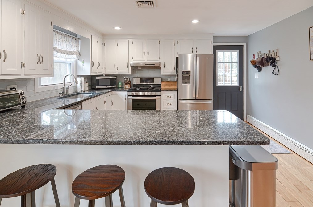 231 Mattapoisett Rd, New Bedford MA 02743-1233 exterior