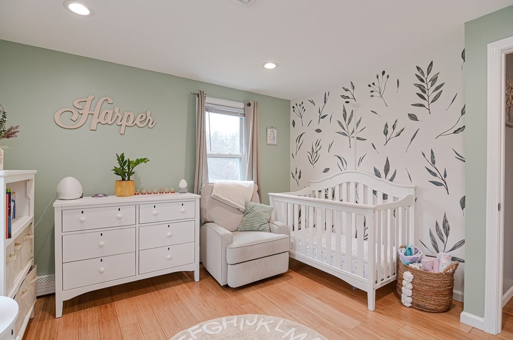 231 Mattapoisett Rd, New Bedford MA 02743-1233 exterior