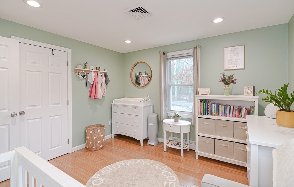 231 Mattapoisett Rd, New Bedford MA 02743-1233 exterior