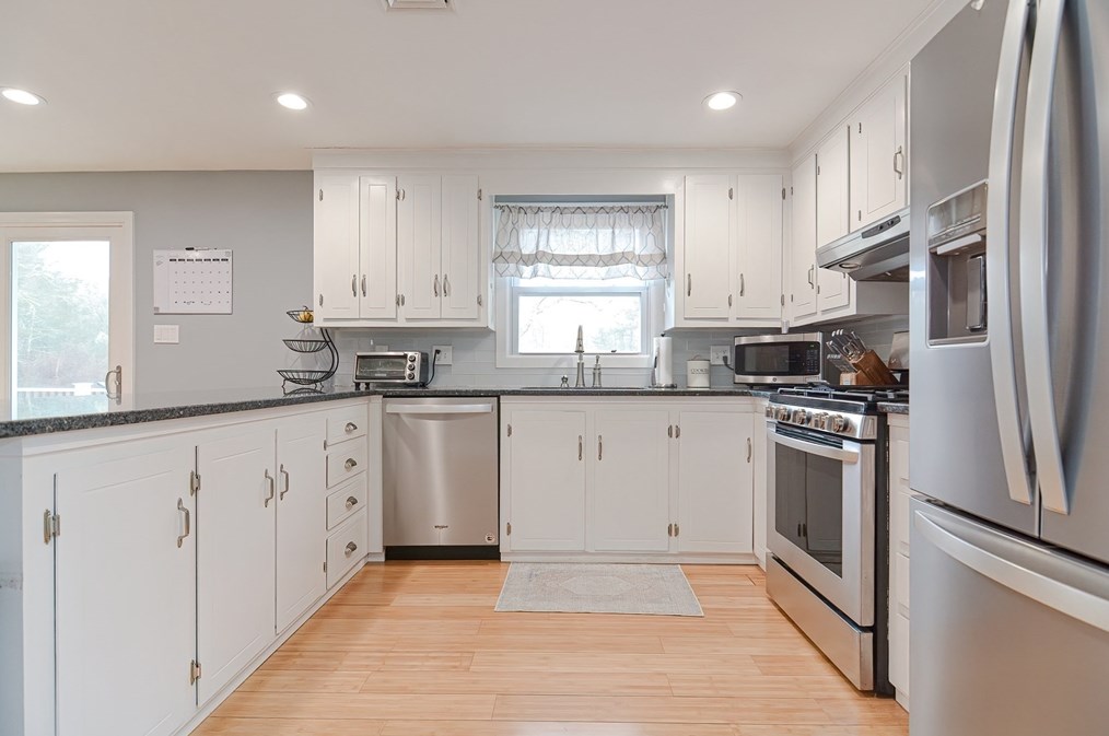 231 Mattapoisett Rd, New Bedford MA 02743-1233 exterior