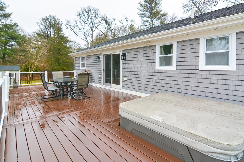 231 Mattapoisett Rd, New Bedford MA 02743-1233 exterior