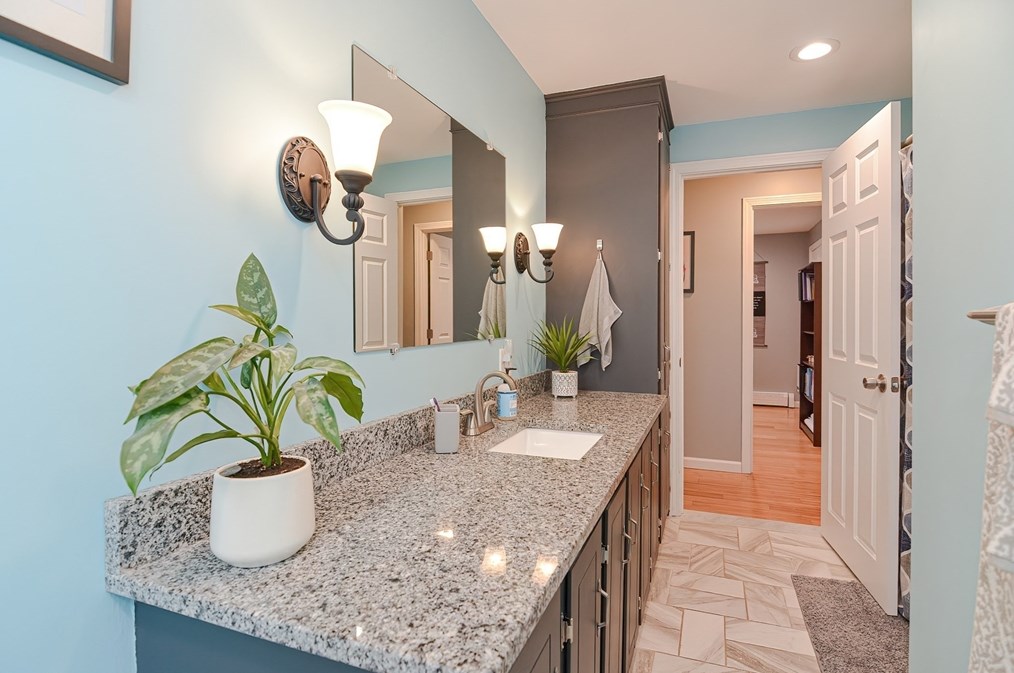 231 Mattapoisett Rd, New Bedford MA 02743-1233 exterior