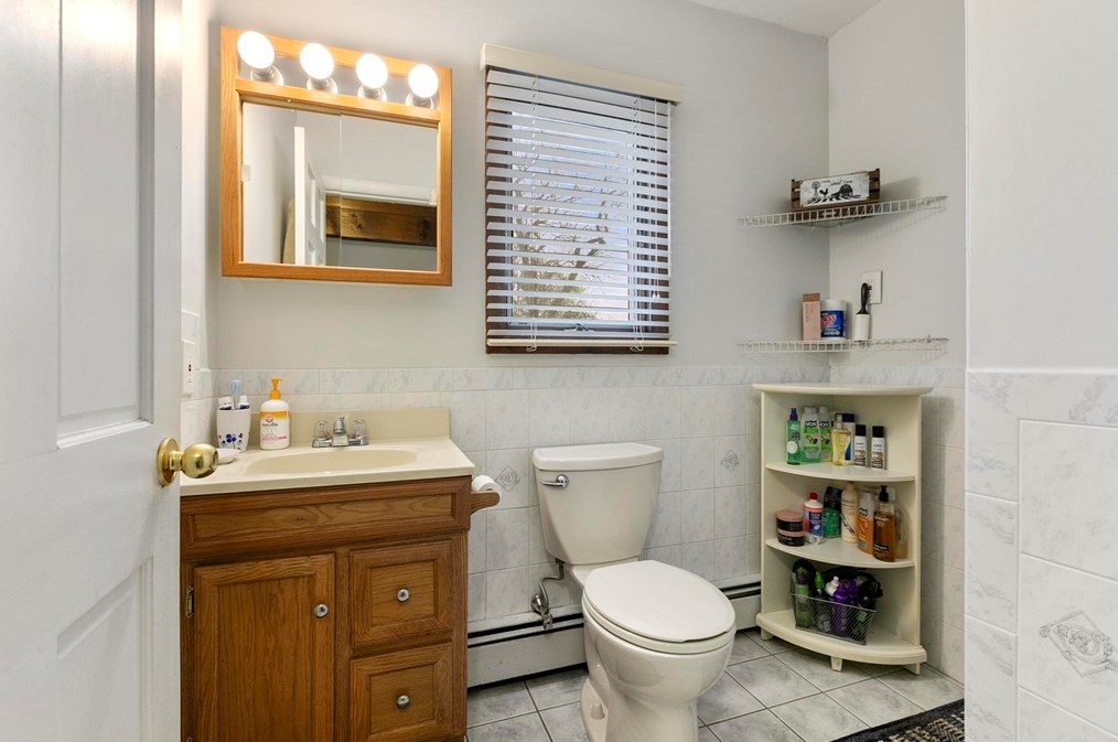 361 Lk Ave, Worcester MA 01604-1311 exterior