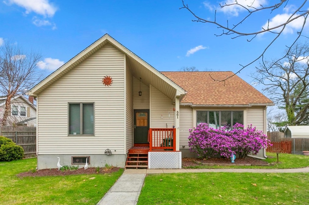 361 Lk Ave, Worcester MA 01604-1311 exterior