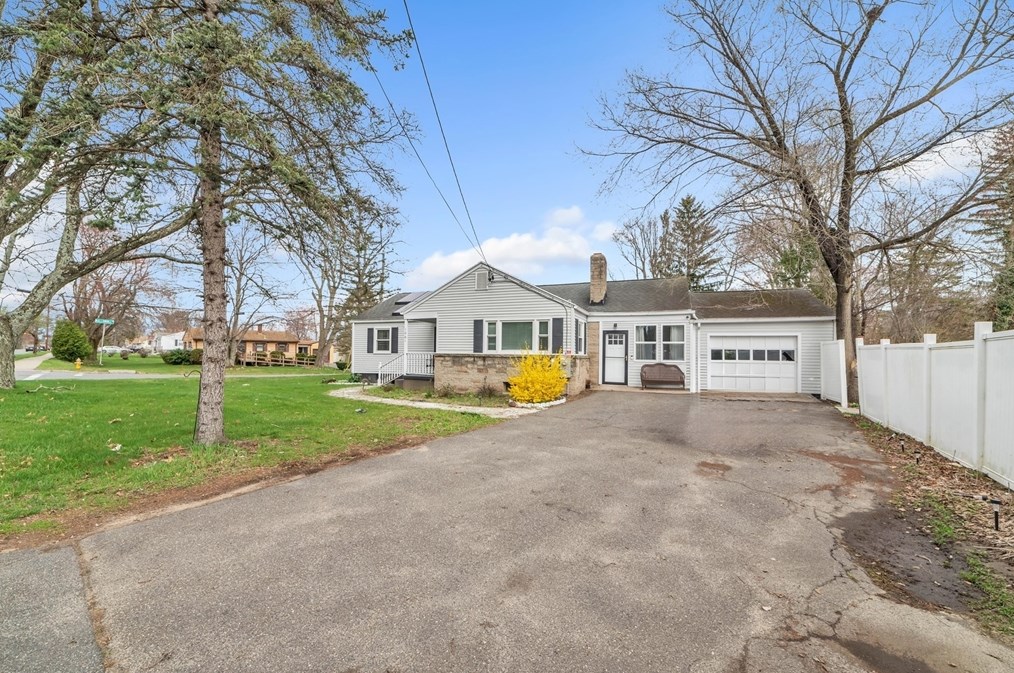 1061 Parker St, Springfield MA  01129-1062 exterior