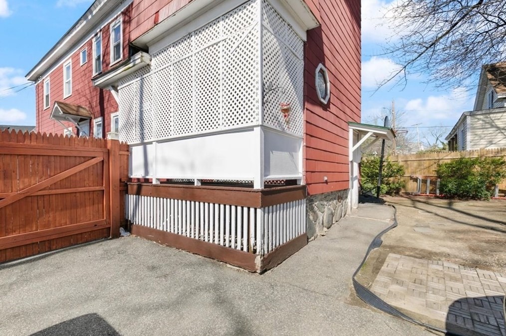 622 Haverhill St, Lawrence MA 01840-1712 exterior