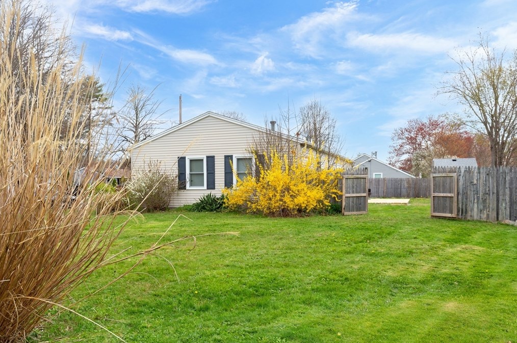 558 Hogg Memorial Dr, Whitman, MA 02382