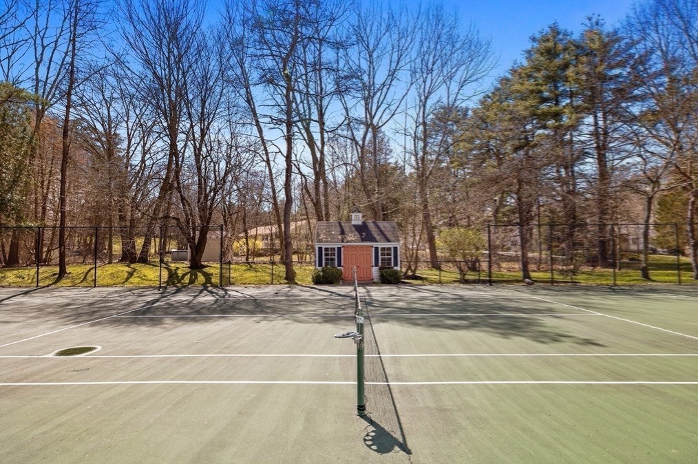 15 Mansion Dr, Topsfield MA 01983-1109 exterior