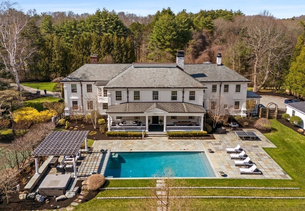 15 Mansion Dr, Topsfield MA 01983-1109 exterior