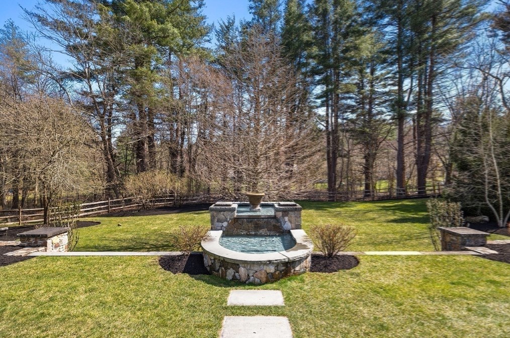 15 Mansion Dr, Topsfield MA 01983-1109 exterior