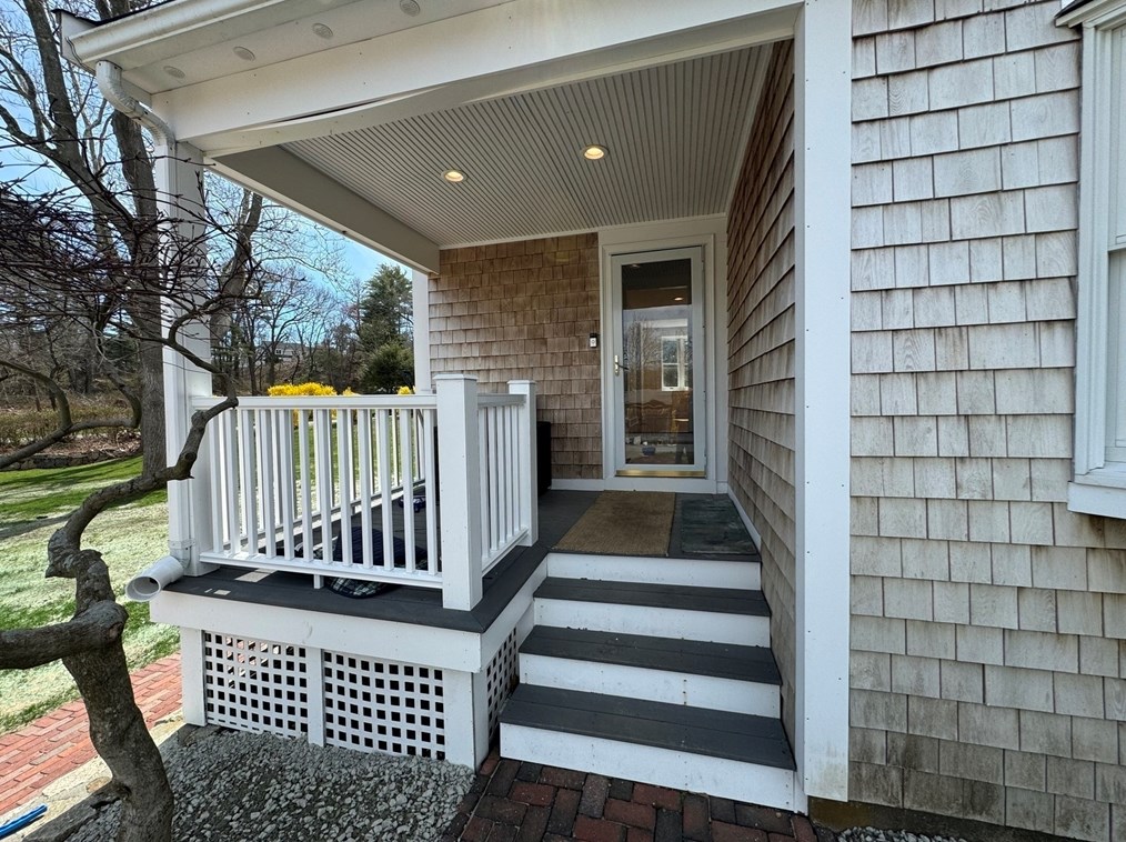 14 Cherry St, Hingham MA  02043-1408 exterior