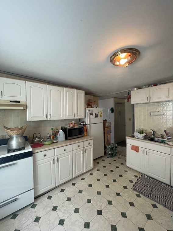 153 Cross St, Lowell MA 01854-4243 exterior