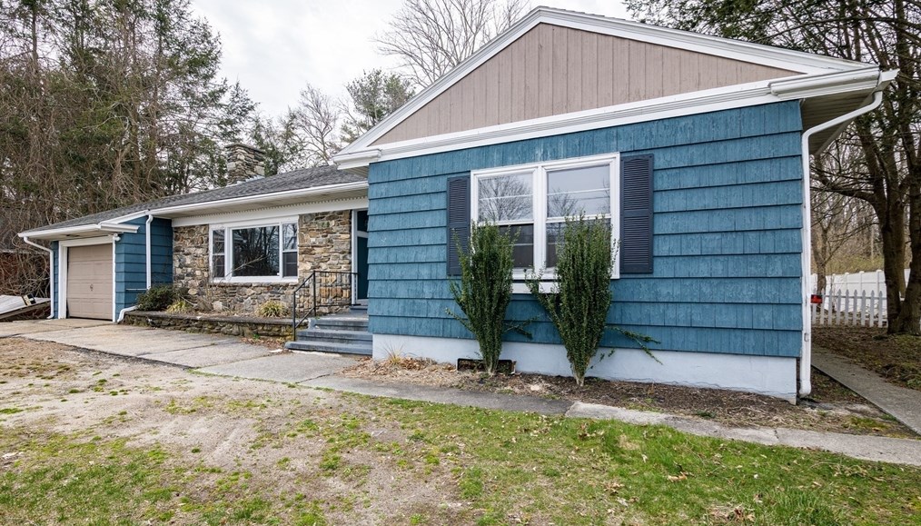 252 Thompson Rd, Webster MA  01570-1507 exterior