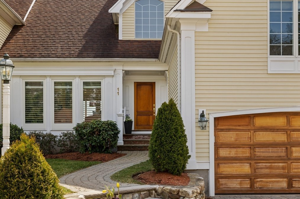 11 Bobby Jones Dr, Andover, MA 01810-2880