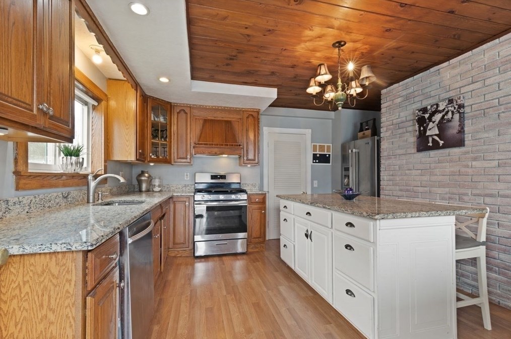 326 Main St, East Bridgewater MA 02324-1476 exterior