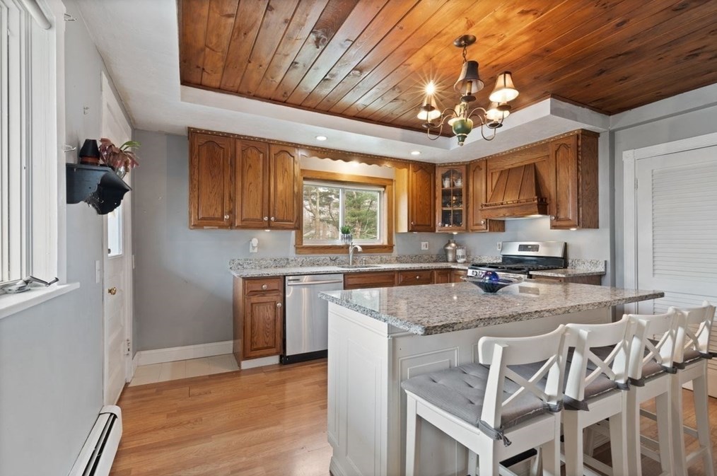 326 Main St, East Bridgewater MA 02324-1476 exterior