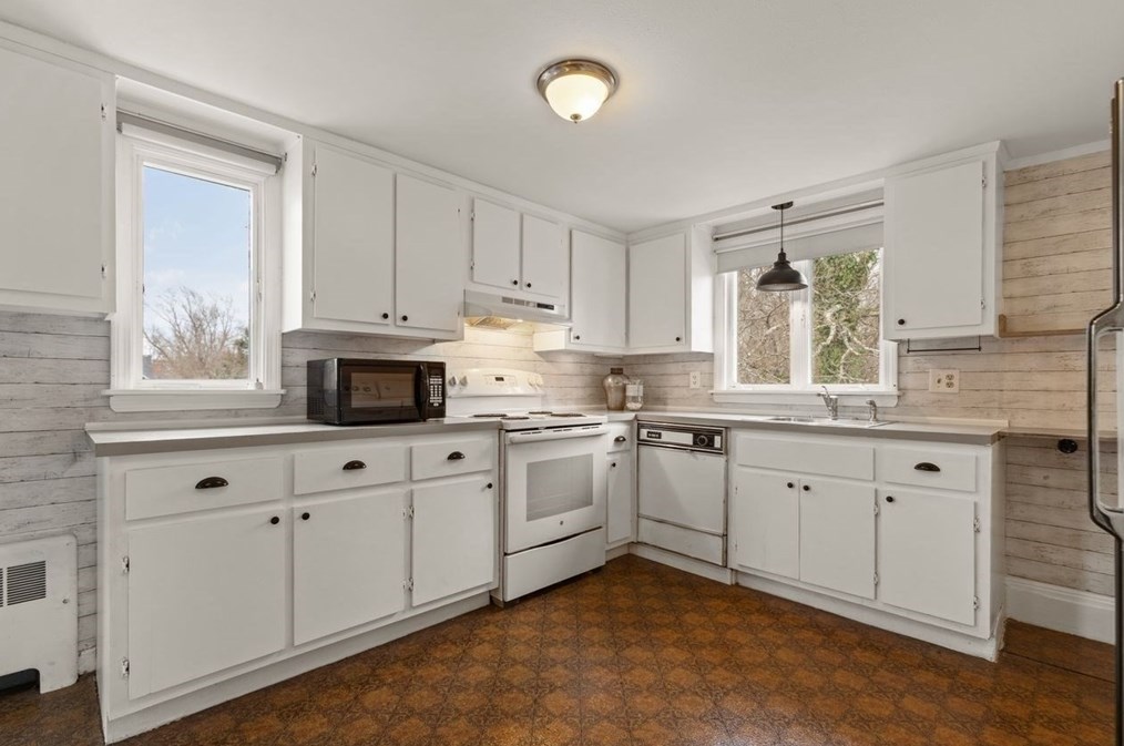 326 Main St, East Bridgewater MA 02324-1476 exterior