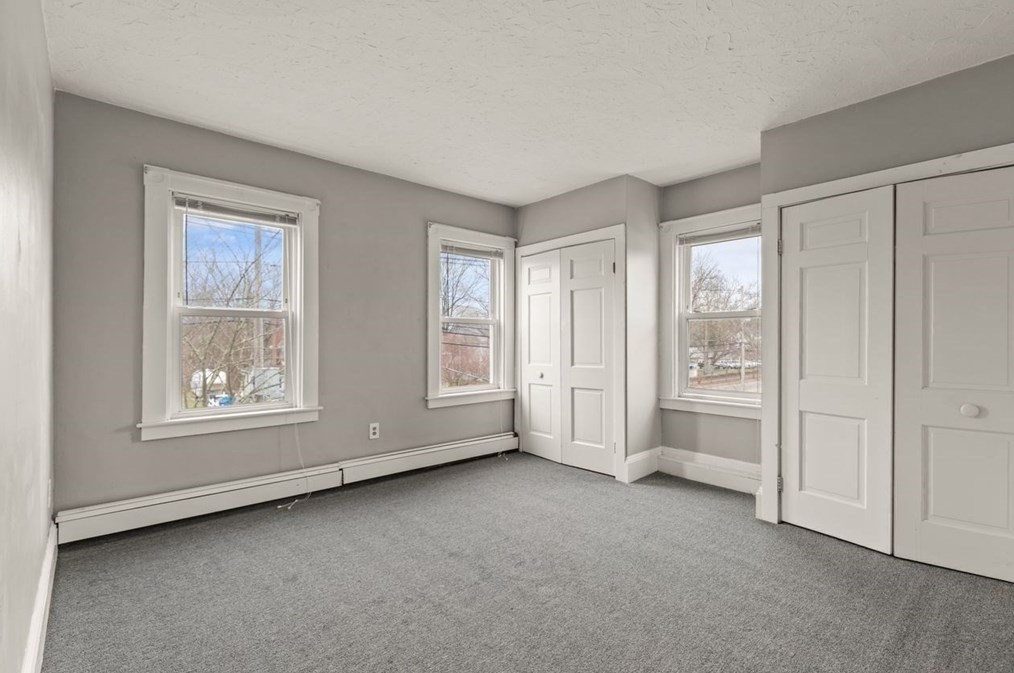 326 Main St, East Bridgewater MA 02324-1476 exterior