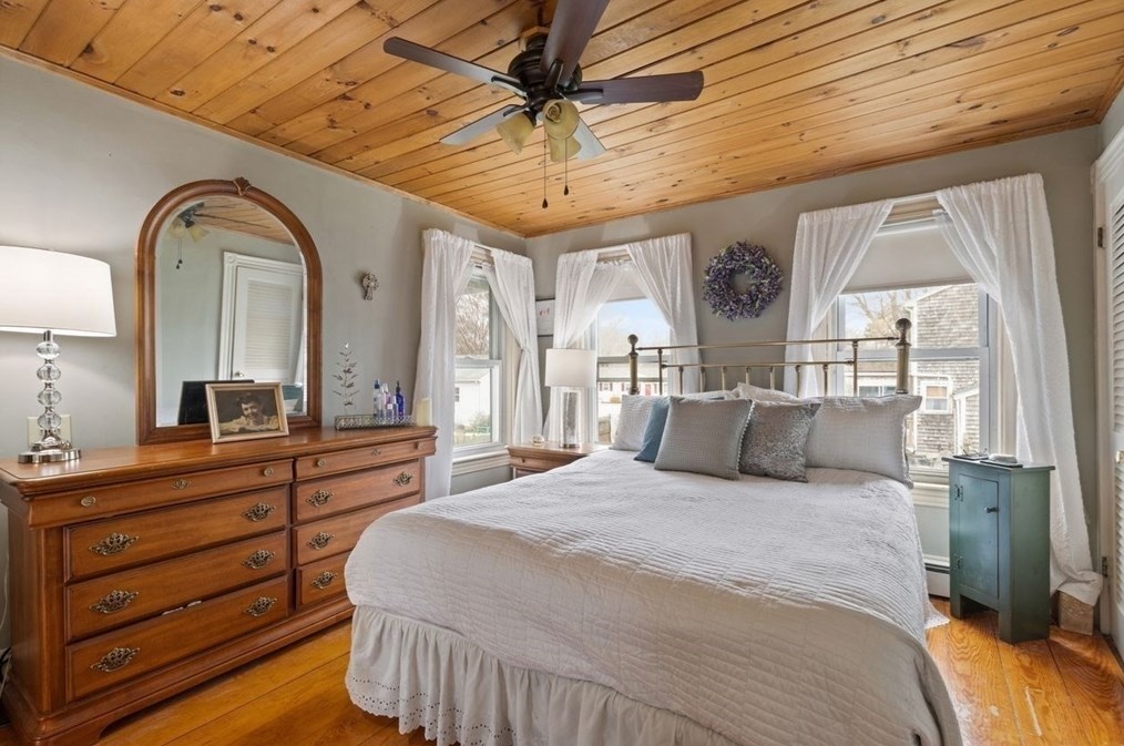 326 Main St, East Bridgewater MA 02324-1476 exterior