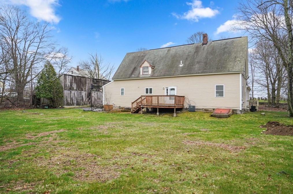 1 Beacon St, West Bridgewater MA 02379-1418 exterior