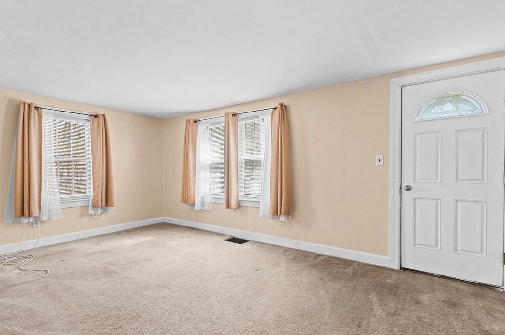 118 Lowell Rd, Pepperell MA  01463-1716 exterior