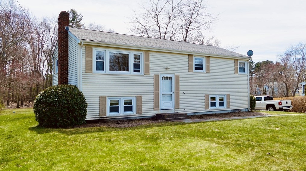 6 Clover Ln, Medway, MA 02053 exterior