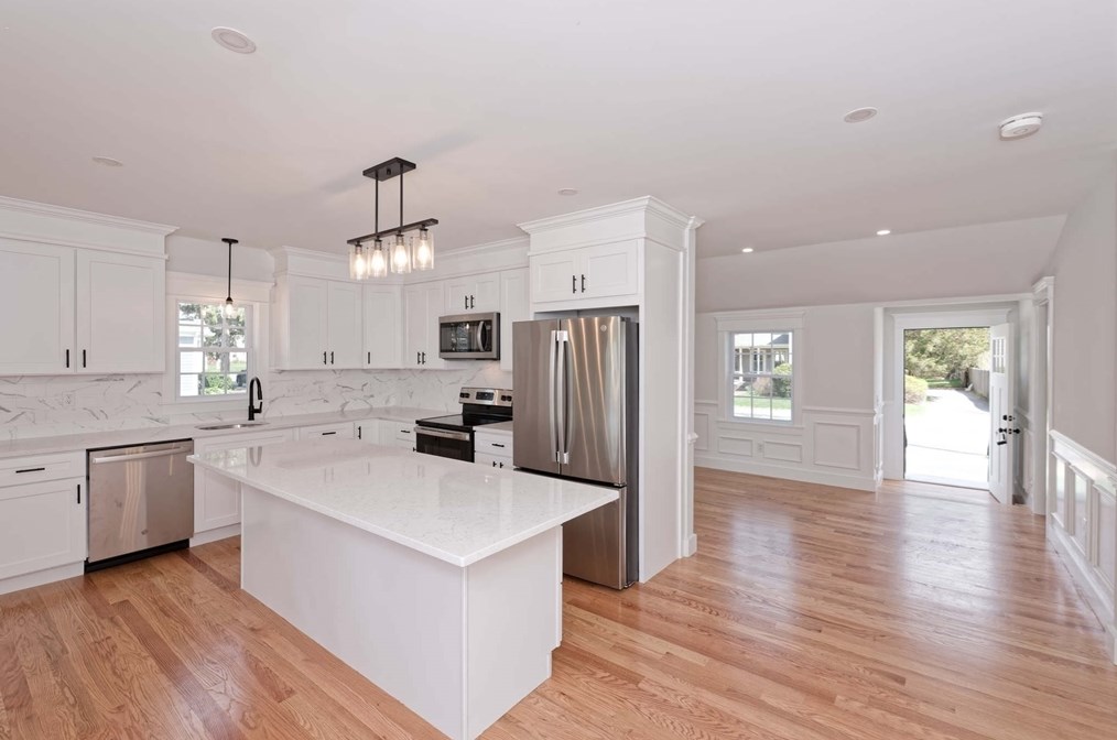 45 Pleasant St, Medfield MA  02052-2613 exterior