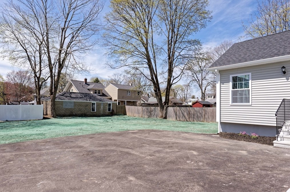 45 Pleasant St, Medfield MA  02052-2613 exterior