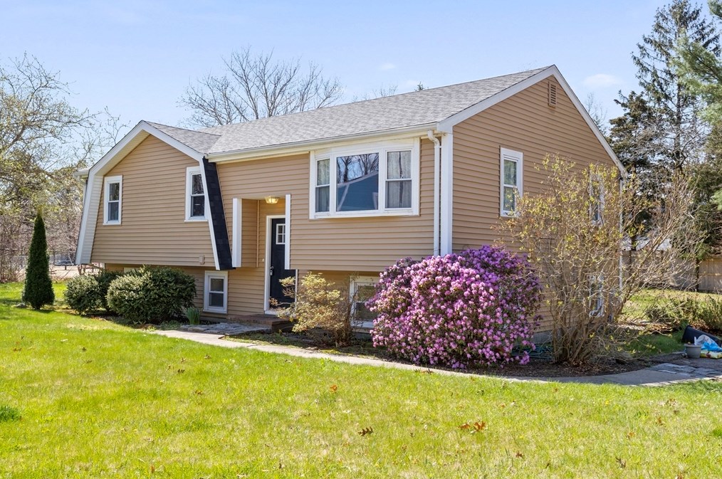 18 Barquentine Dr, Plymouth, MA 02360
