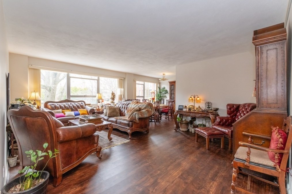 10 Hammond Pond Pkwy #208, Boston, MA 02467