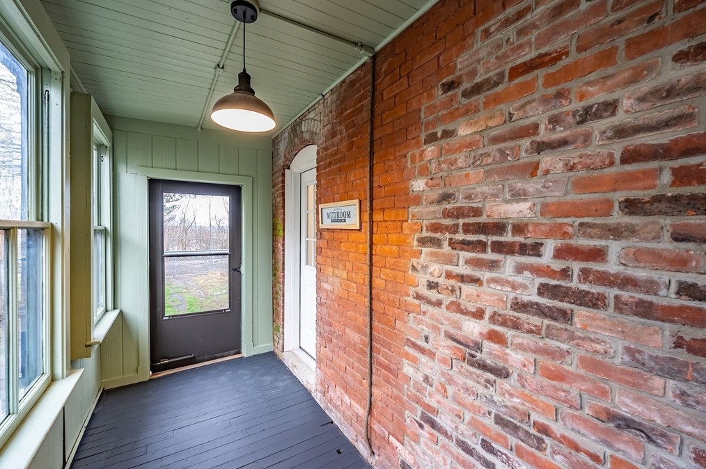 56 Taylor St, Holyoke MA  01040-3321 exterior