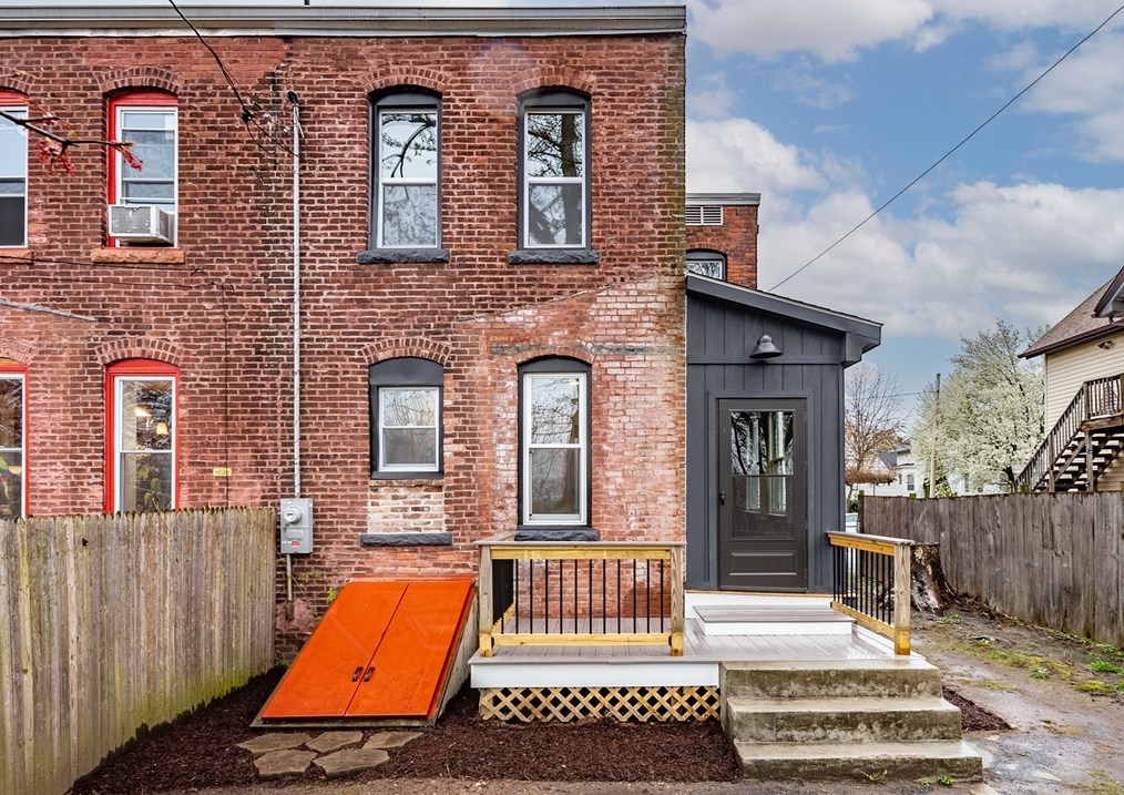 56 Taylor St, Holyoke MA  01040-3321 exterior